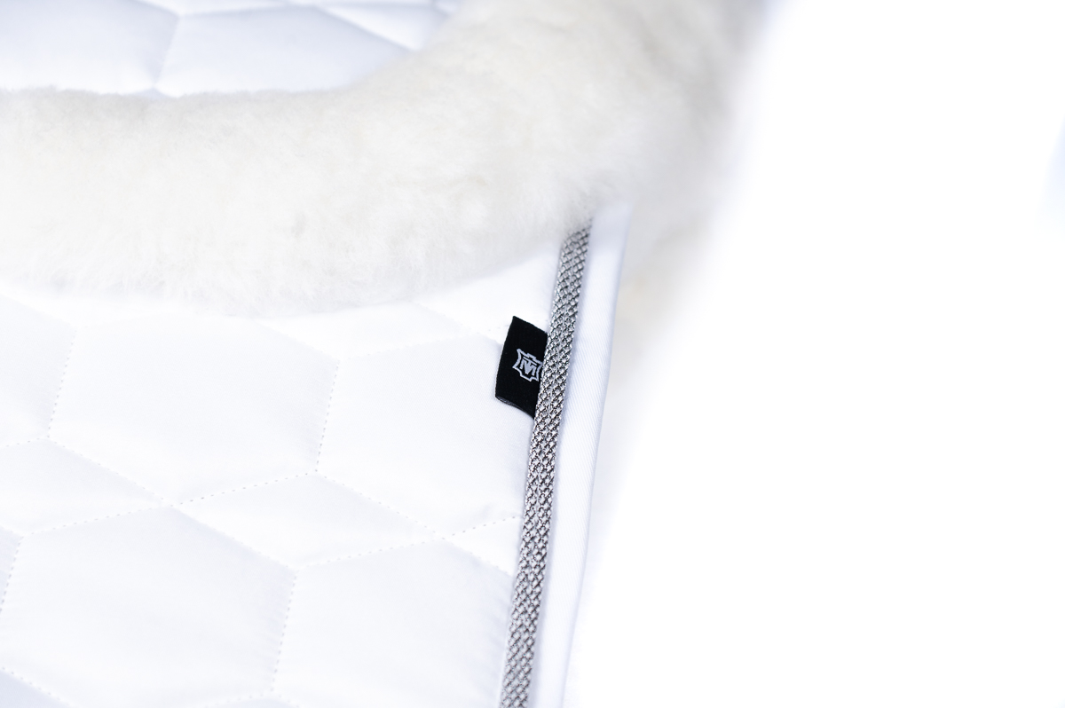 Mattes dekje dressuur wit/aluminium • bont voor - & achter