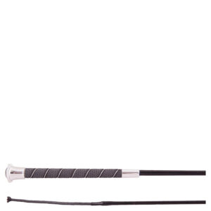 BR dressuurzweep Virgo met een fiberglas kern en een zwarte stok. De speciale coating zorgt voor een lichte glans en langere levensduur. Ook het klapkoordje (10 cm) is door de verstevigende coating extra duurzaam. De zweep heeft een rubberen antislip handgreep met een zilverkleurig sierpatroon en een luxe knop. VE 3.