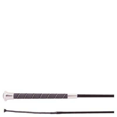 BR dressuurzweep Virgo met een fiberglas kern en een zwarte stok. De speciale coating zorgt voor een lichte glans en langere levensduur. Ook het klapkoordje (10 cm) is door de verstevigende coating extra duurzaam. De zweep heeft een rubberen antislip handgreep met een zilverkleurig sierpatroon en een luxe knop. VE 3.