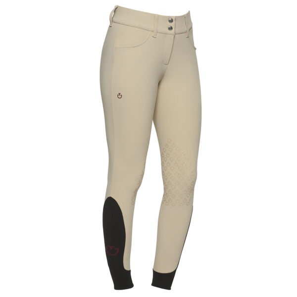 Cavalleria Toscana Rijbroek American Knie Grip Beige 1003 Dames De 4-way stretch technische jersey die voor deze rijbroek van Cavalleria Toscana wordt gebruikt, biedt maximale ademend vermogen en bewegingsvrijheid: de stof sluit perfect aan op het lichaam zonder te knellen. De broek heeft een hoge tailleband met een interne grip voor de juiste pasvorm over je shirt. Daarnaast zijn er brede riemlussen voor je rijriem. De transparante kniegrip zorgt voor optimale stabiliteit, terwijl de stretch gebreide sokken comfortabel onder je laarzen passen. Het onderhoudsvriendelijke materiaal biedt antibacteriële eigenschappen en UV-bescherming. • Antibacterieel • Ademend • UV-bescherming • Sneldrogend Over Cavalleria Toscana Cavalleria Toscana is een Italiaans merk dat bekendstaat om luxe ruitermode waarin stijl en functionaliteit samenkomen. Het merk richt zich op ruiters die er elegant uit willen zien, zonder in te leveren op comfort of prestaties. De kleding is gemaakt van hoogwaardige, technische materialen die ademend, rekbaar en duurzaam zijn. Dit zorgt voor optimale bewegingsvrijheid in het zadel en een comfortabele pasvorm bij intensief gebruik. Cavalleria Toscana biedt een complete collectie voor zowel mannen als vrouwen, waaronder rijbroeken, wedstrijdshirts, jassen en truien, allemaal met een modern en verfijnd design. Het merk onderscheidt zich door de combinatie van minimalistische elegantie, Italiaanse stijl en hoogwaardige kwaliteit, waardoor het een populaire keuze is voor ruiters die functionaliteit en luxe willen verenigen. Contact
